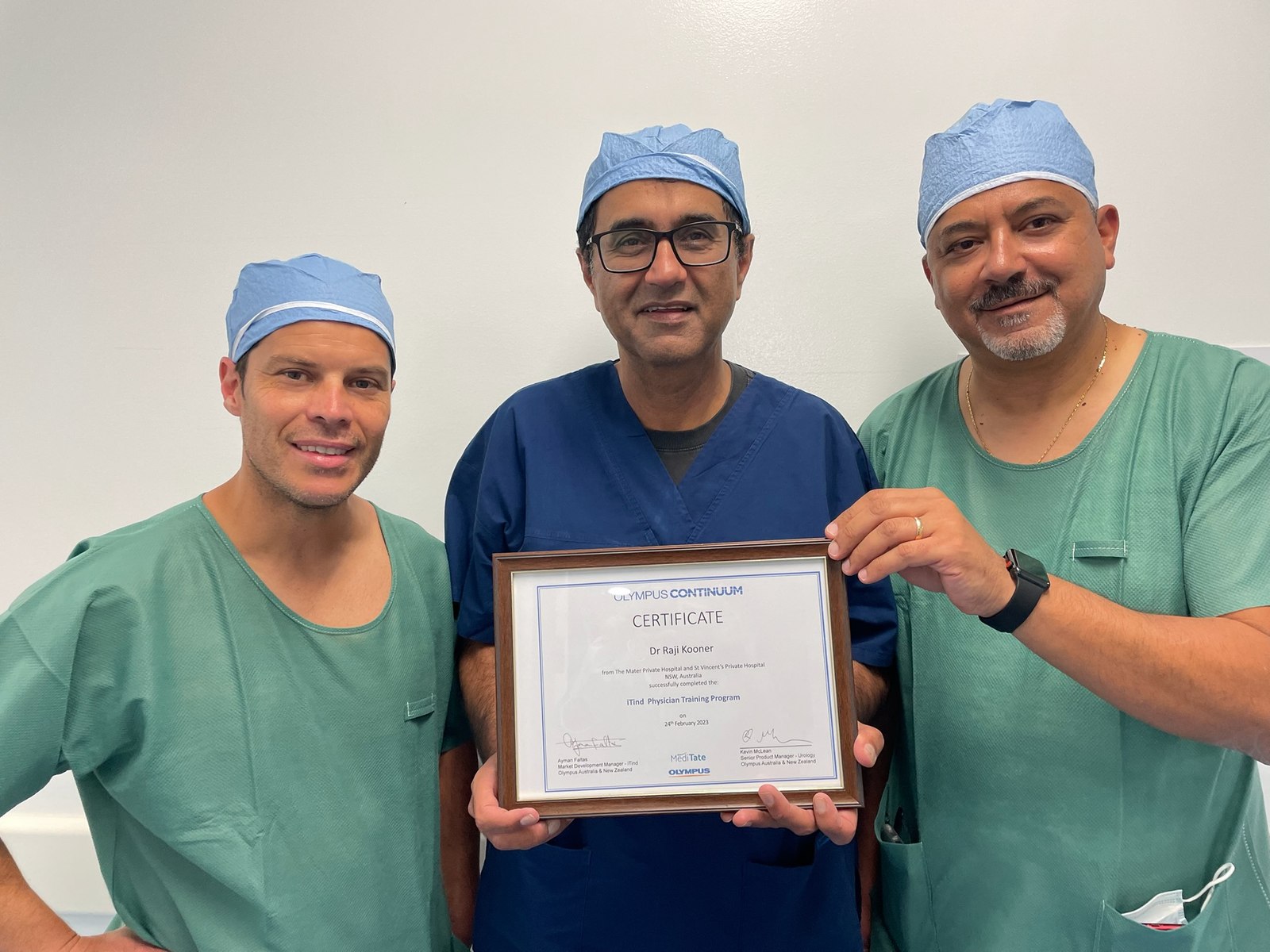 Dr Raji Kooner with colleagues and an Olympus Continuum iTind Physician Training Program certificate