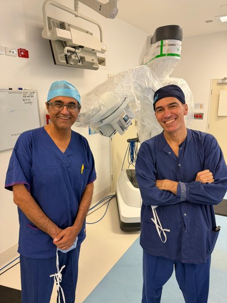 Single-port robotic technique discussion in theatre
